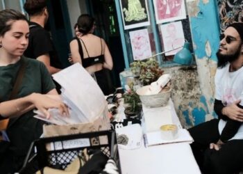 La propuesta reúne stickers, afiches, remeras, fanzines y publicaciones, además de producciones realizadas con distintas técnicas de impresión.
