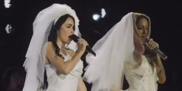 Lali y Tini juntas en River: beso, vestidos de novia y un homenaje a Madonna