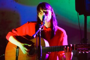 Esta noche, Lara Pía pone voz y cuerpo a “Todo esto que siento”