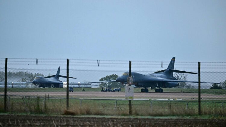 Liberaron a los sospechosos de planear un ataque terrorista cerca de una base militar La base aérea de Fairford ha sido utilizada por Estados Unidos para atacar a otros países en conflictos anteriores.