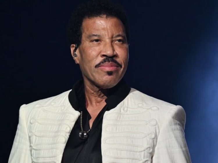 Lionel Richie sigue en terapia intensiva tras descompensarse Lionel Richie sigue en terapia intensiva tras descompensarse