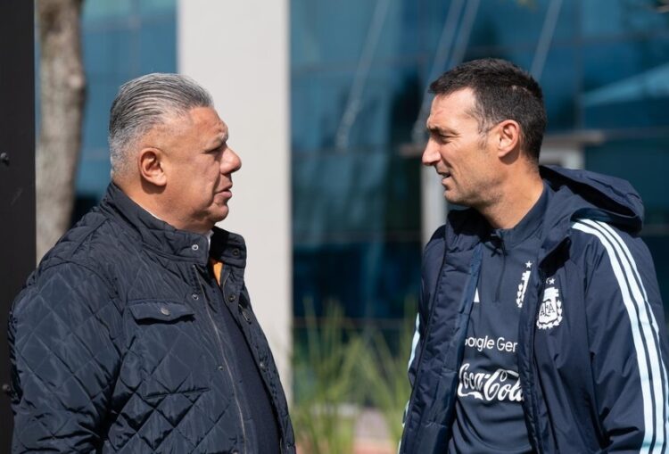 Tapia y Scaloni dialogaron en Ezeiza y encaminan la extensión contractual.