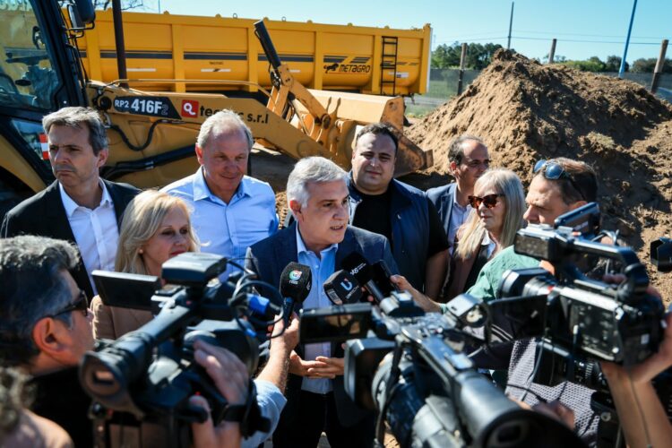 El gobernador habló con la prensa de Río Cuarto durante una recorrida por obras provinciales.