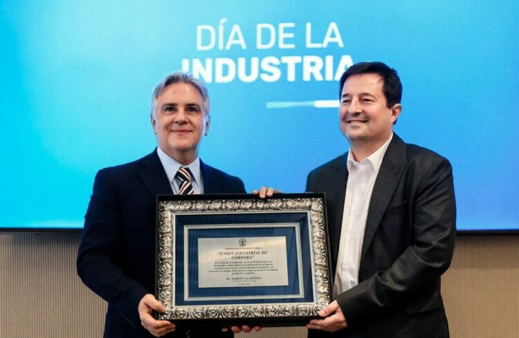 Martín Llaryora presentó la nueva ley fiscal en la sede de la UIC.