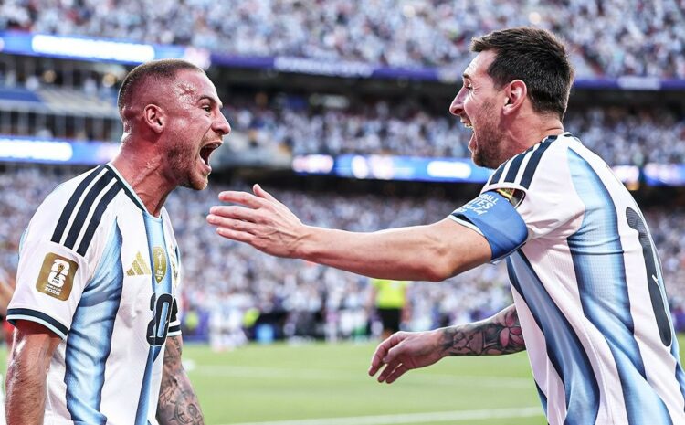 Alexis Mac Allister y Lionel Andrés Messi, en el triunfo ante Suiza durante el Mundial 2026.