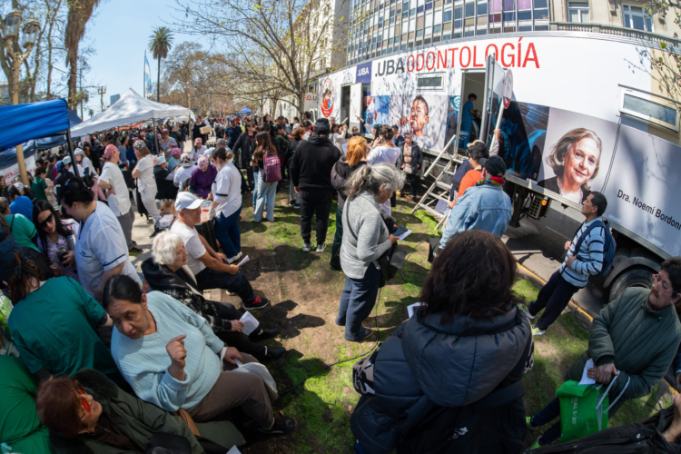 La Universidad de Buenos Aires (UBA) realizó hoy clases públicas en Plaza de Mayo, donde odontólogos atendieron gratis a los transeúntes.