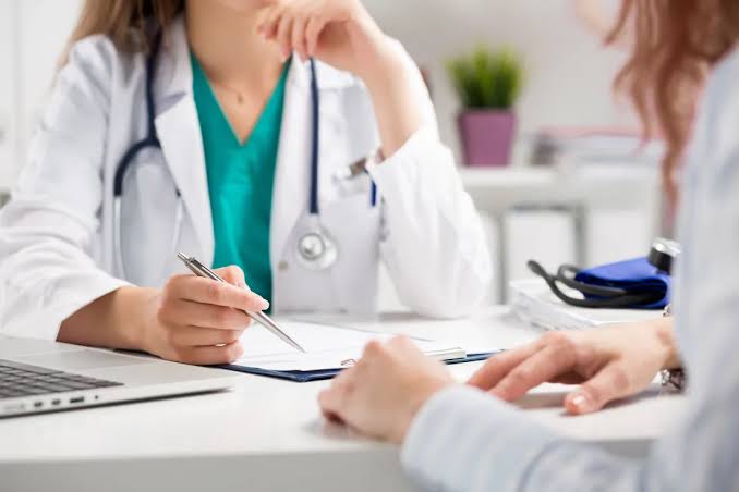 Más de 1,2 millones de personas habrían perdido cobertura médica privada El reporte atribuye el fenómeno al aumento de las prepagas y la pérdida de empleo formal, mientras que el Gobierno cuestionó sus datos.