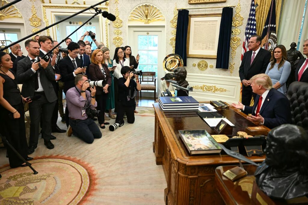 Medios estadounidenses demandaron a Trump por vetarlos en la Casa Blanca