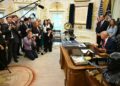 Medios estadounidenses demandaron a Trump por vetarlos en la Casa Blanca