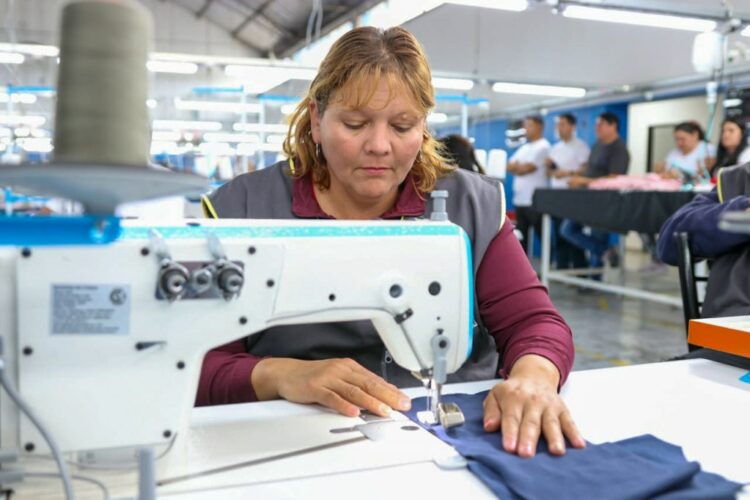 El trabajo no registrado alcanza al 45% de los trabajadores, según el informe citado.