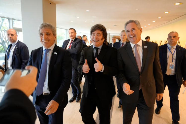 El presidente Milei junto a Caputo y Quirno.