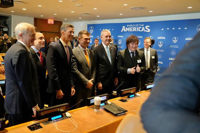 Milei estuvo con Trump en la cumbre por el Escudo de las Américas Milei junto a otros mandatarios en la reunión liderada por Trump.