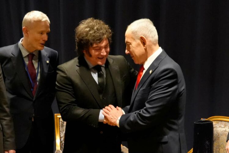 Milei saluda a su par israelí en la reunión que mantuvieron.