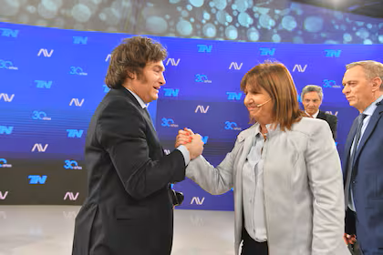 Milei y Bullrich tienen el mismo potencial electoral para los comicios de 2027 El histórico saludo de Milei y Bullrich en un estudio de televisivo tras sellar su alianza para el ballottage 2023.