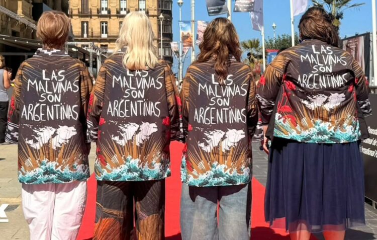 Mercedes Morán, Dolores Fonzi, Alejandra Flechner y Carolina Álvarez, de espaldas, con las prendas intervenidas por @sofiayalfonso para su paso por San Sebastián. Foto: redes.