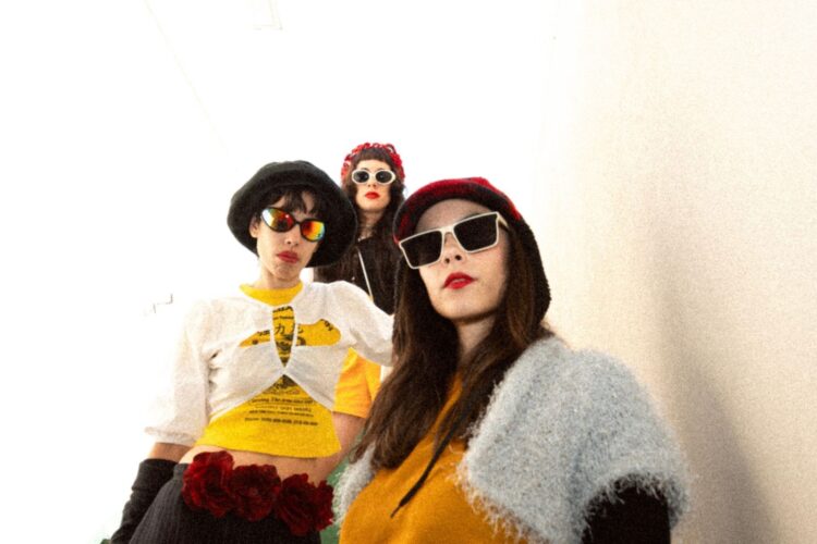 Mugre profundiza sobre su forma de hacer música: “Nos gusta decidir sobre nuestro arte” “Tocar por primera vez este disco en un lugar nuevo siempre es importante”, dice Sofía Naara, música y vocalista de MUGRE a la par de Mariana Michi y Jazmín Esquivel. Foto: Prensa.