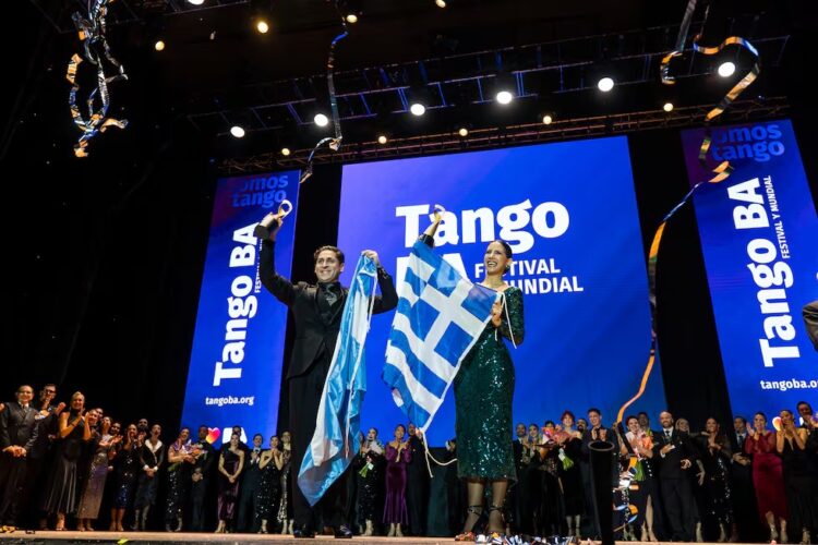 Lucas Gauto y Naima Gerasopoulou celebraron el título mundial con las banderas de Argentina y Grecia, los dos países que marcaron su recorrido como pareja de baile. Foto: Nicolas Astarita/AFS.