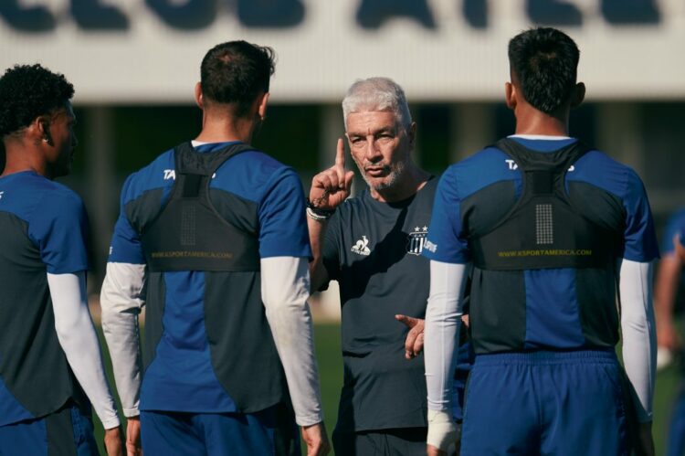 Omar De Felippe da indicaciones en su primer entrenamiento en Talleres.