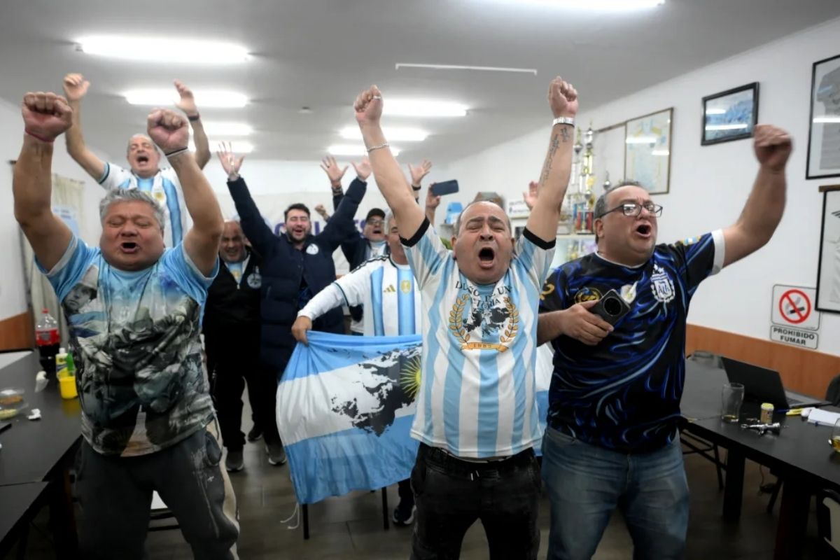 Veteranos de la Guerra de Malvinas celebran el triunfo de Argentina contra Inglaterra, en un centro de veteranos en Quilmes, en la provincia de Buenos Aires. Foto: Martin Cossarini / Reuters.