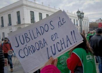 Jubilados realizaron la 127ª Ronda de Jubilados en Plaza San Martín, Córdoba.