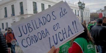Jubilados realizaron la 127ª Ronda de Jubilados en Plaza San Martín, Córdoba.