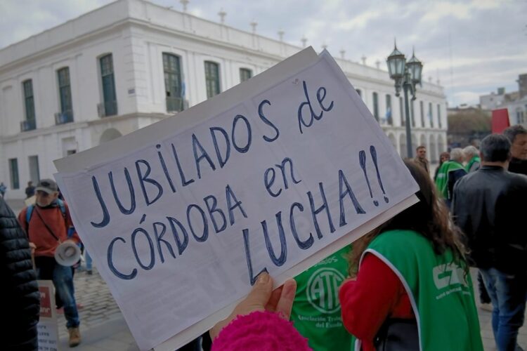 Jubilados realizaron la 127ª Ronda de Jubilados en Plaza San Martín, Córdoba.