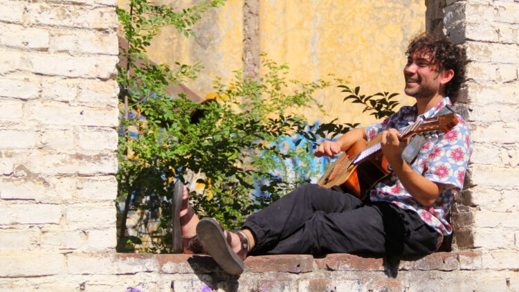 Pablo Bruno recorrerá Mendoza, Buenos Aires y Santa Fe junto a Tierra Ancestral, la banda que lo acompaña desde hace años, para presentar “Hogar”.