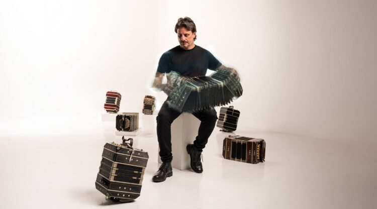 Pablo Jaurena, bandoneonista y compositor nacido en Río Tercero, fue nominado a los Latin Grammy por Fueyerías, un álbum que reúne a 31 músicos de cinco países en torno a los ensambles de bandoneones.