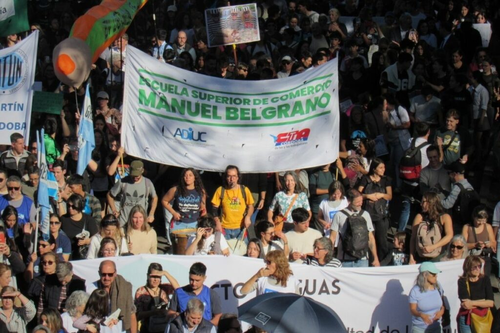 as demandas de las escuelas preuniversitarias incluyen el efectivo cumplimiento de la Ley de Financiamiento Universitario y una recomposición salarial que, según los cálculos del sector, alcanza actualmente el 33,4%.