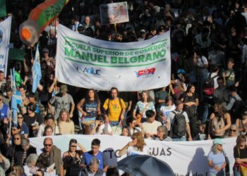 as demandas de las escuelas preuniversitarias incluyen el efectivo cumplimiento de la Ley de Financiamiento Universitario y una recomposición salarial que, según los cálculos del sector, alcanza actualmente el 33,4%.