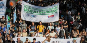 as demandas de las escuelas preuniversitarias incluyen el efectivo cumplimiento de la Ley de Financiamiento Universitario y una recomposición salarial que, según los cálculos del sector, alcanza actualmente el 33,4%.