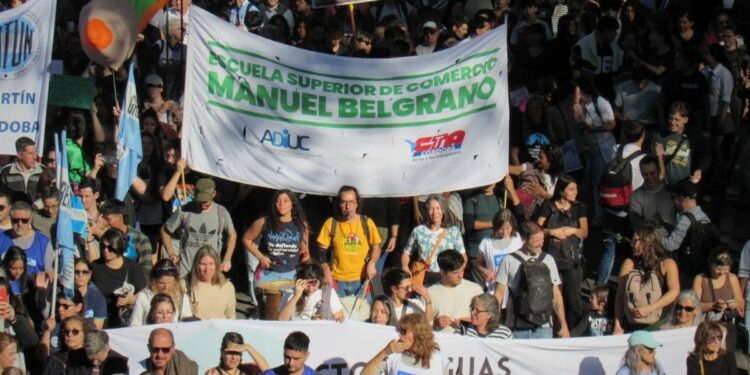 as demandas de las escuelas preuniversitarias incluyen el efectivo cumplimiento de la Ley de Financiamiento Universitario y una recomposición salarial que, según los cálculos del sector, alcanza actualmente el 33,4%.