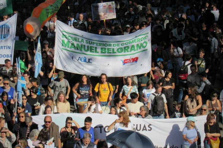 as demandas de las escuelas preuniversitarias incluyen el efectivo cumplimiento de la Ley de Financiamiento Universitario y una recomposición salarial que, según los cálculos del sector, alcanza actualmente el 33,4%.
