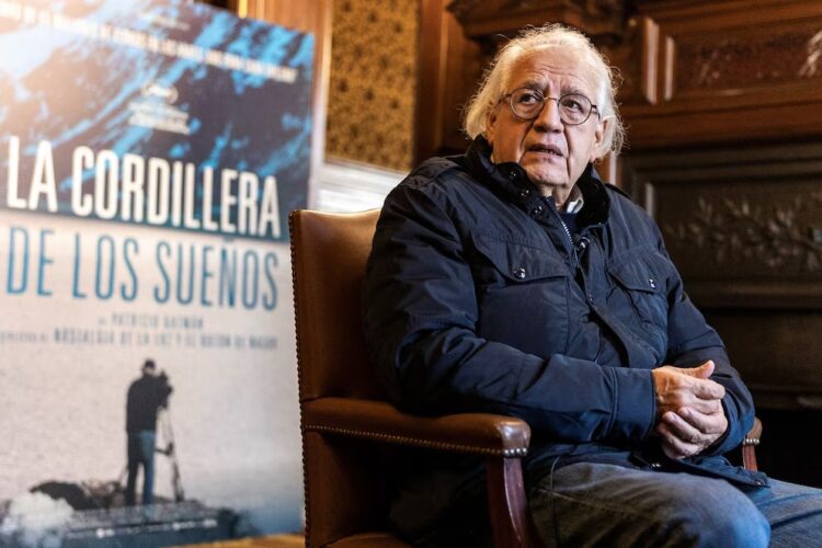 Nacido en Santiago de Chile en 1941, estudió Teatro, Historia y Geografía antes de formarse en cine en Madrid, camino que lo llevaría a una extensa trayectoria documental.
(Foto: EFE/Rodrigo Jiménez).