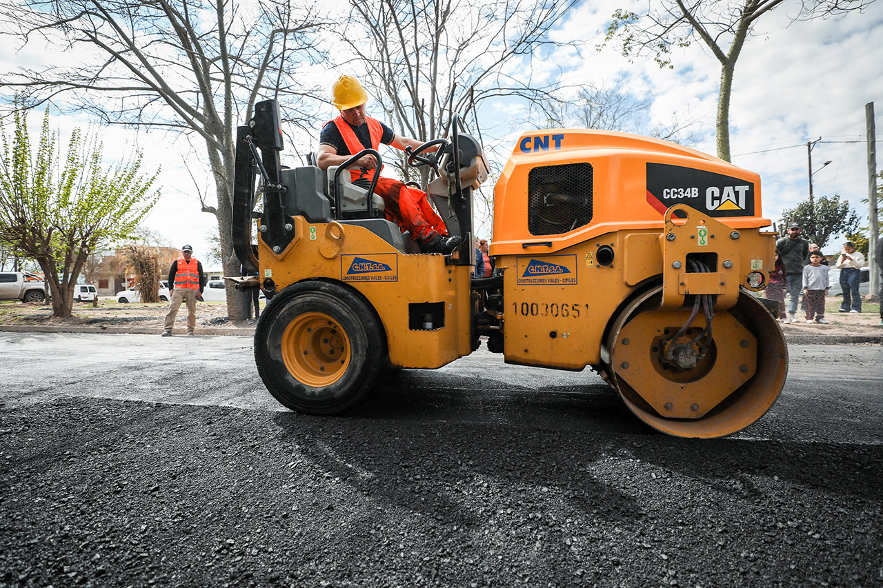 Barrio Policial 16 de Noviembre: avanza la pavimentación y se completó la obra de la red cloacal