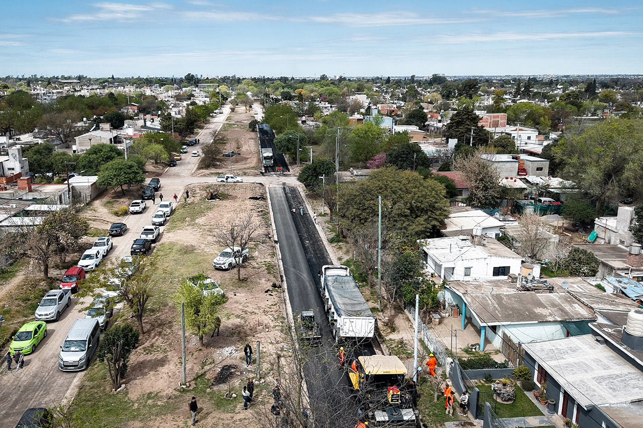 Barrio Policial 16 de Noviembre: avanza la pavimentación y se completó la obra de la red cloacal
