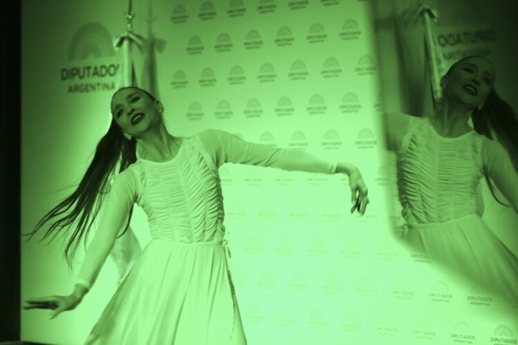 Alejandra González Sanzini interpreta “Alfonsina hoy. La mujer que retorna del mar”, un unipersonal dirigido por Daniel Miguel Córdoba. Foto: Prensa.