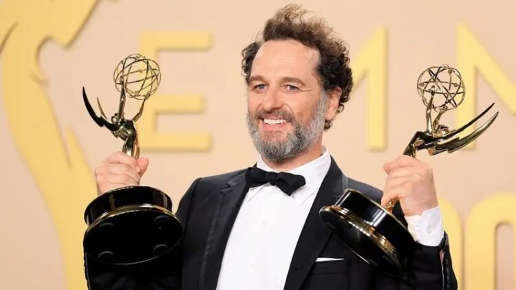 Los Emmy consagraron a Widow’s Bay y The Pitt como las grandes series de la noche Matthew Rhys posa con los dos Emmy que recibió por sus actuaciones en Widow’s Bay y The Beast in Me. (Foto: Getty Images).