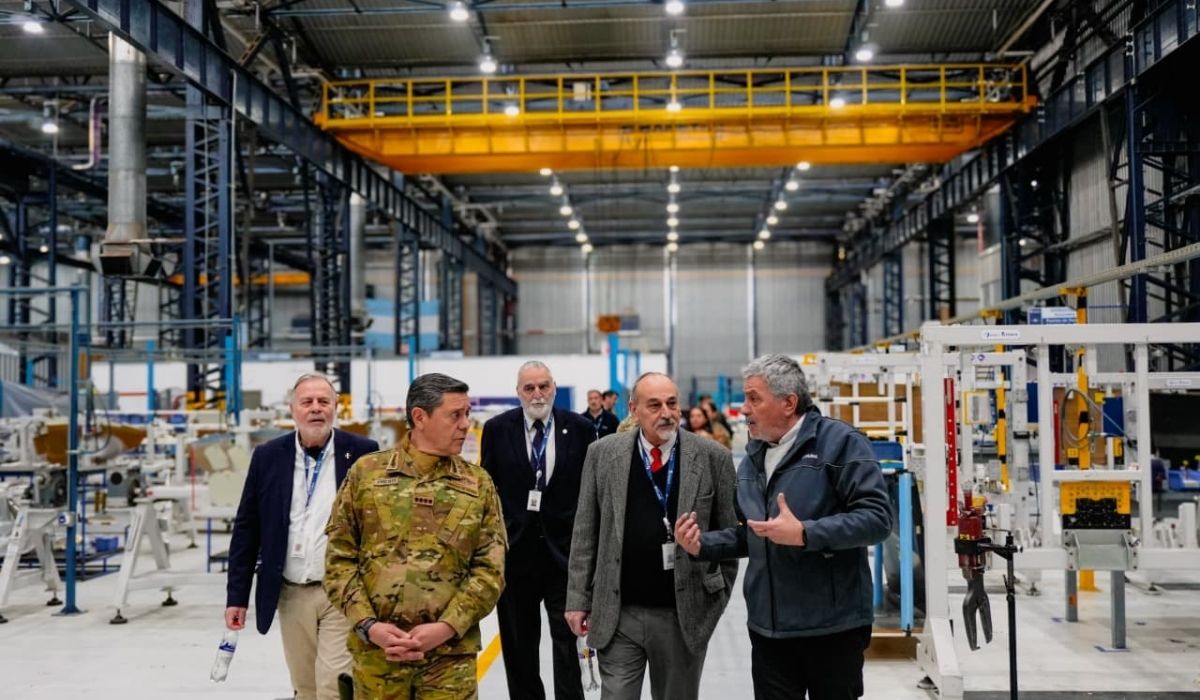 El ministro de Defensa, Carlos Alberto Presti, recorrió FAdeA en Córdoba y se reunió con trabajadores de la fábrica.
