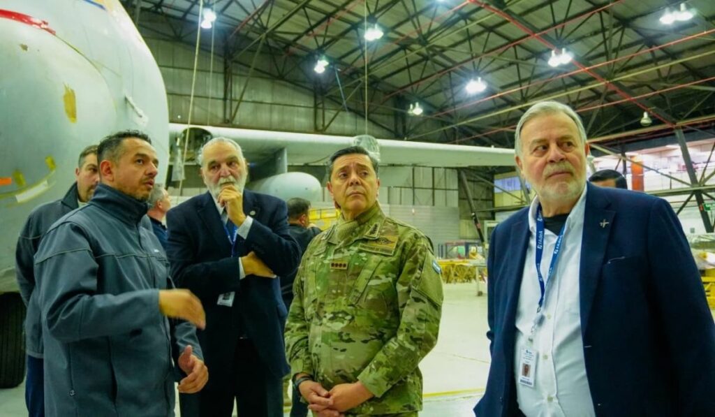 El ministro de Defensa, Carlos Alberto Presti, recorrió FAdeA en Córdoba y se reunió con trabajadores de la fábrica.