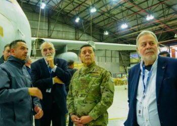 Presti visitó FAdeA y prometió “dar vuelta” la realidad de la fábrica El ministro de Defensa, Carlos Alberto Presti, recorrió FAdeA en Córdoba y se reunió con trabajadores de la fábrica.