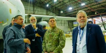 El ministro de Defensa, Carlos Alberto Presti, recorrió FAdeA en Córdoba y se reunió con trabajadores de la fábrica.