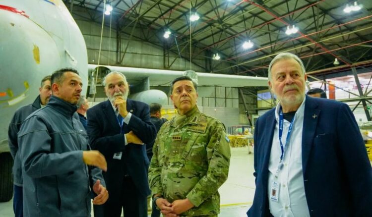 El ministro de Defensa, Carlos Alberto Presti, recorrió FAdeA en Córdoba y se reunió con trabajadores de la fábrica.
