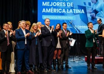 Llaryora reconoció a los docentes por los resultados alcanzados por Córdoba en las pruebas PISA