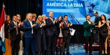 Llaryora reconoció a los docentes por los resultados alcanzados por Córdoba en las pruebas PISA