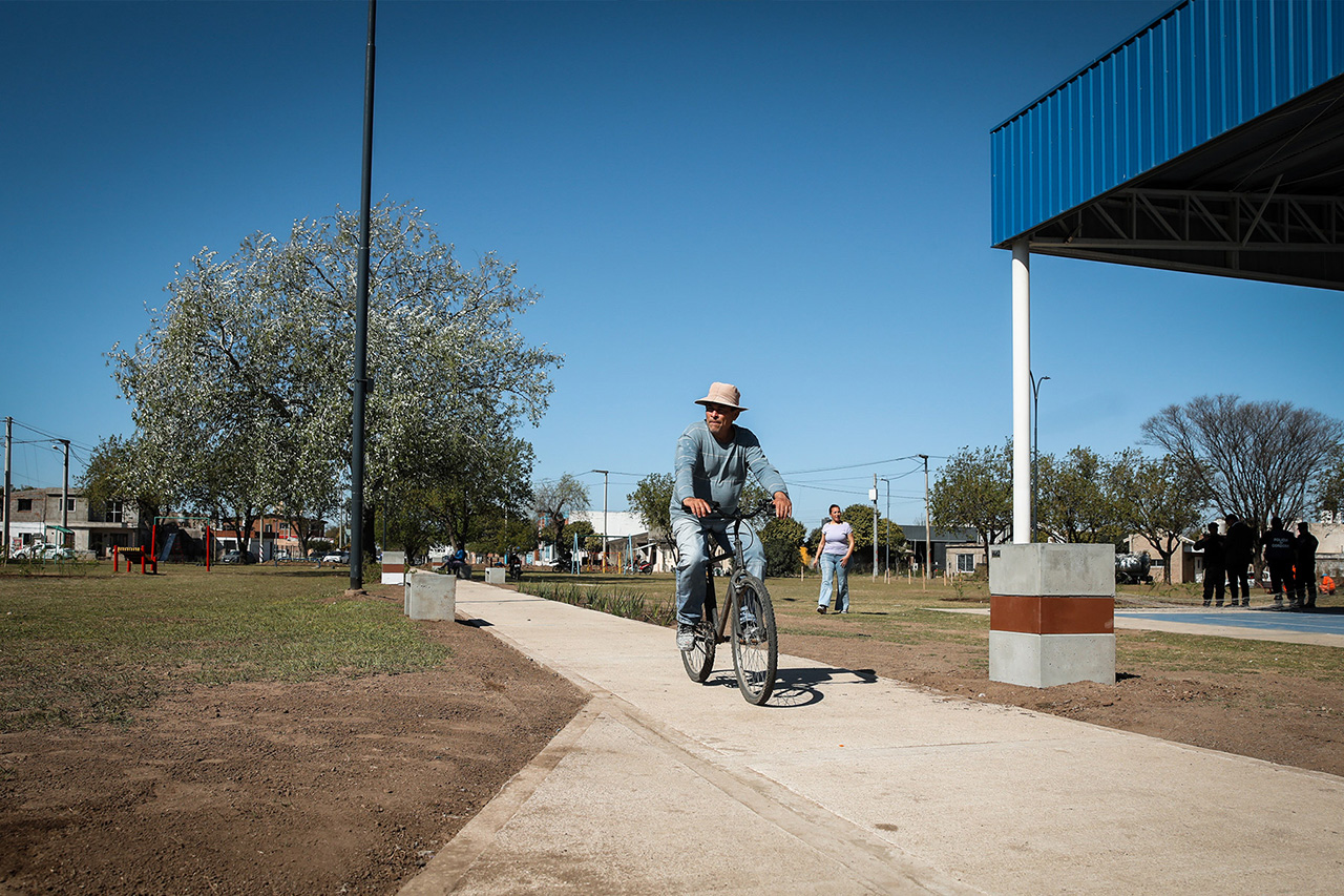 Llaryora recorrió la puesta en valor de dos plazas en barrios de la ciudad
