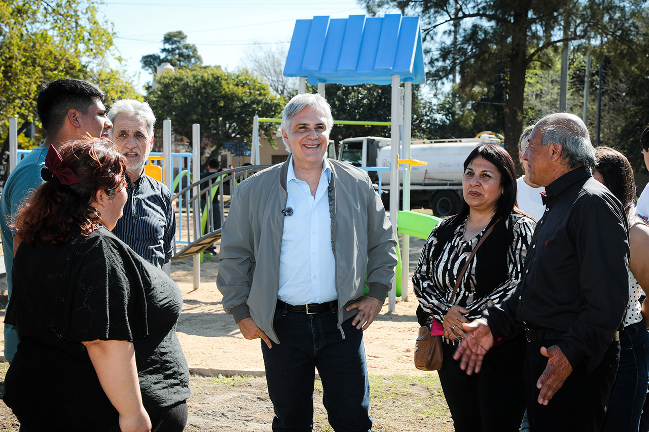 Llaryora recorrió la puesta en valor de dos plazas en barrios de la ciudad