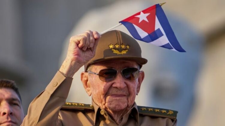 Raúl Castro, en grave estado de salud tras un presunto ACV El ex mandatario cubano, de 95 años, estaría siendo asistido con equipos médicos.