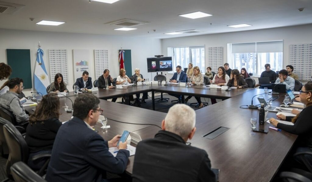 Las comisiones de Seguridad y de Promoción y Defensa de los Derechos de la Niñez, Adolescencia y Familia de la Legislatura de Córdoba se reunieron este martes a la tarde y compatibilizaron iniciativas para adecuar el régimen provincial a la nueva normativa nacional.