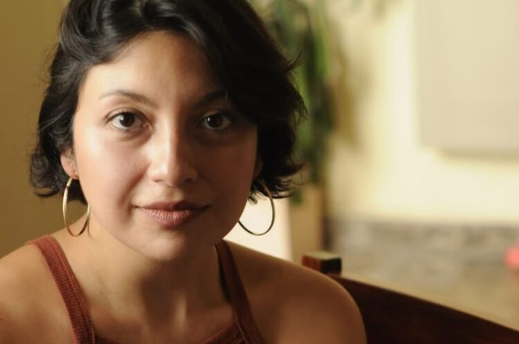 Salomé Esper nació en Jujuy en 1984. Estudió Comunicación Social en la Universidad Nacional de Córdoba y Diseño Editorial en Edinba, México.
